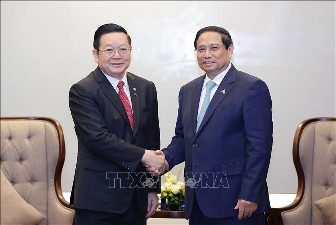 PM Pham Minh Chinh (R) and ASEAN Secretary-General Kao Kim Hourn