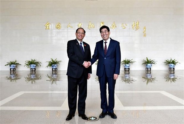 Vice Chairman of the Vietnamese National Assembly  Tran Quang Phuong (left) and  Chairman of the Ethnic Affairs Committee of the NPC Bai Chunli. (Photo: VNA)