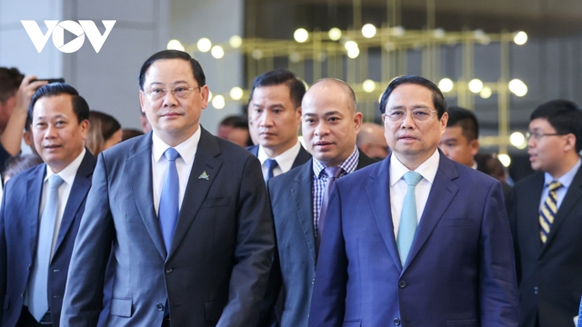 PM Pham Minh Chinh (R) and his Lao counterpart Sonexay Siphandone