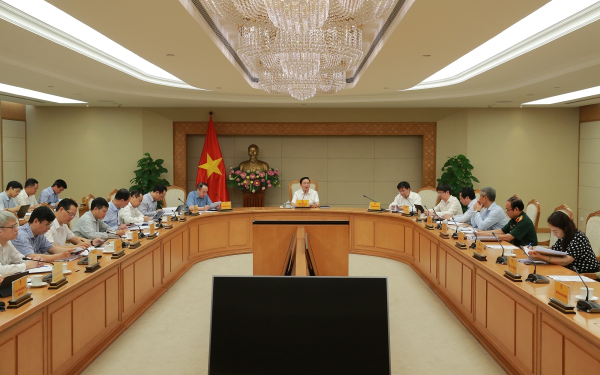 Deputy PM Tran Hong Ha chairs a working session examining the draft master plan on human resources development for the semiconductor industry. (Photo: VGP)