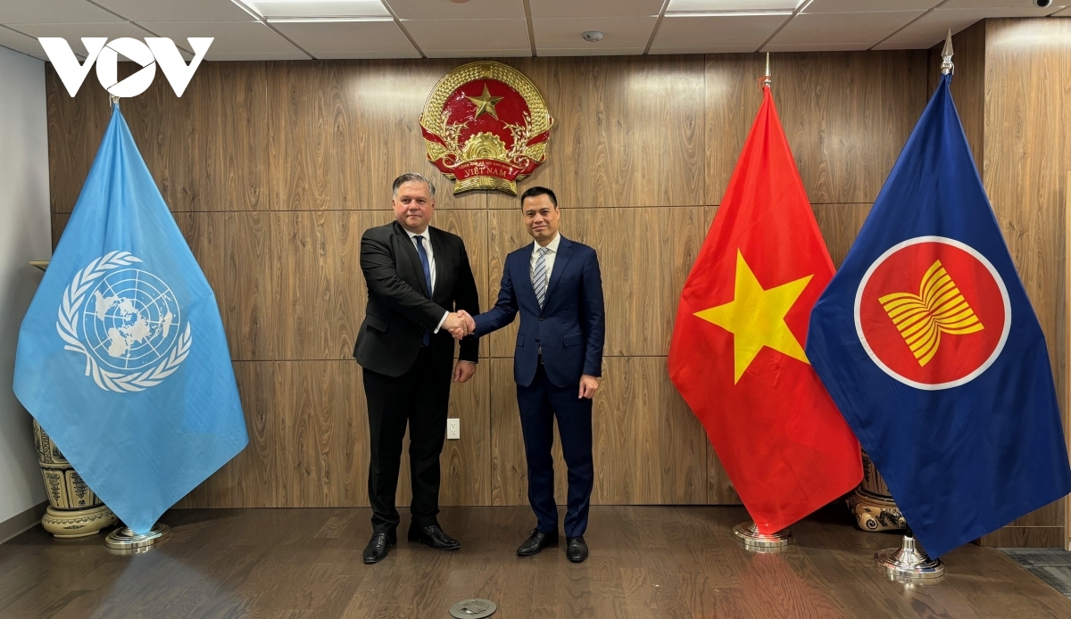 Ambassador Dang Hoang Giang, Vietnam's Permanent Representative to the United Nations (R) and Deputy Minister of Foreign Affairs of Bosnia and Herzegovina Josip Brkic