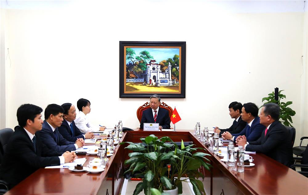 Vietnamese Minister of Public Security To Lam and other public security oficials during the phone call with UK Secretary of State for the Home Department James Cleverly from Hanoi on April 15. (Photo: MoPS)