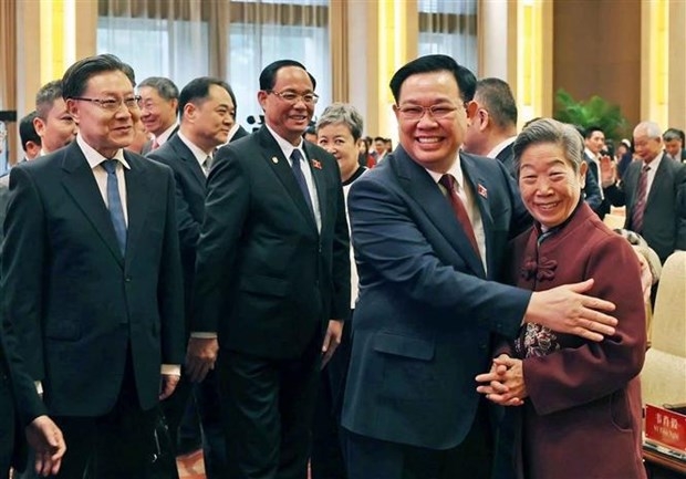 NA Chairman Vuong Dinh Hue (second from right) and a Chinese delegate at the people’s friendship meeting in Beijing on April 9. (Photo: VNA)