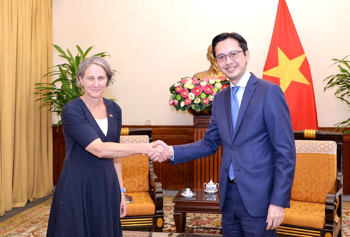 Australian Ambassador Kristin Tilley (L) meets with Deputy Minister of Foreign Affairs Do Hung Viet, discussing Comprehensive Strategic Partnership plan of action for climate adaptation and resilience. (Photo: Australian Embassy)