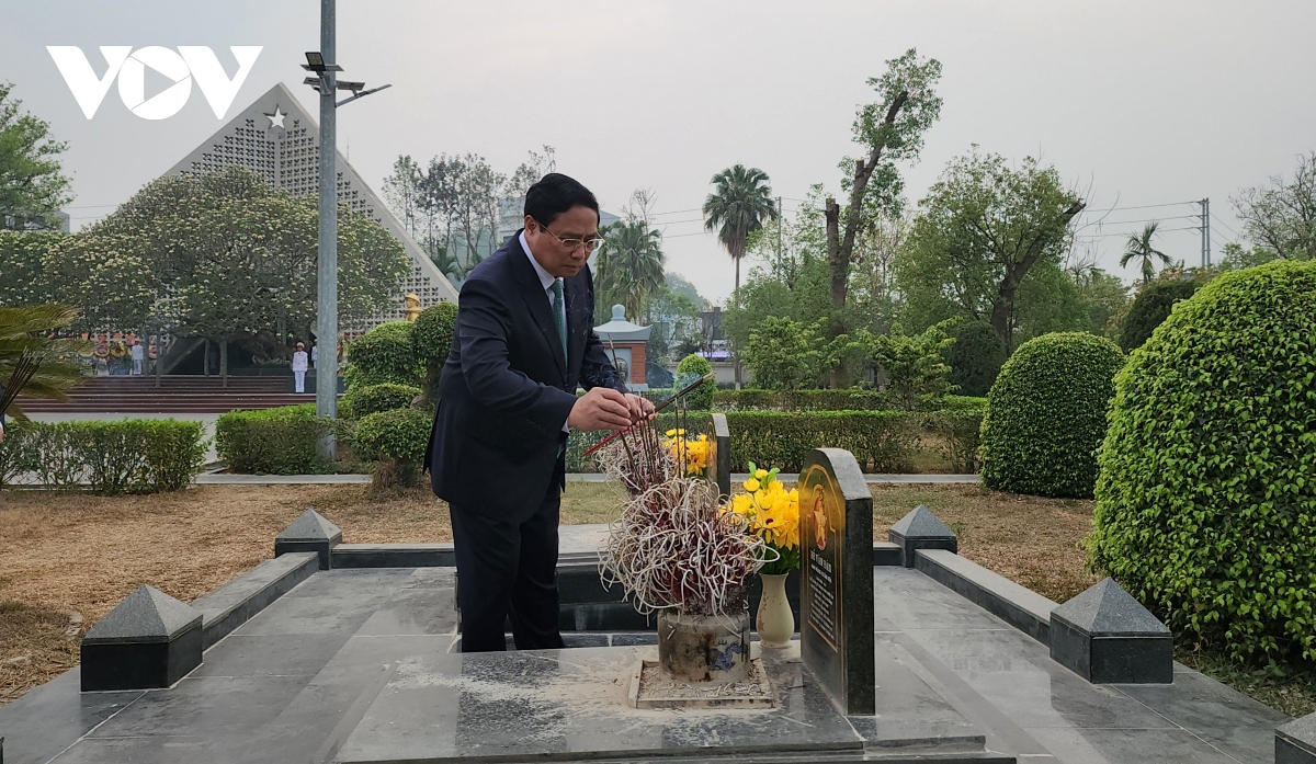 Prime Minister Pham Minh Chinh offers incense at War Martyrs Cemetery A1 in Dien Bien Phu City on April 17