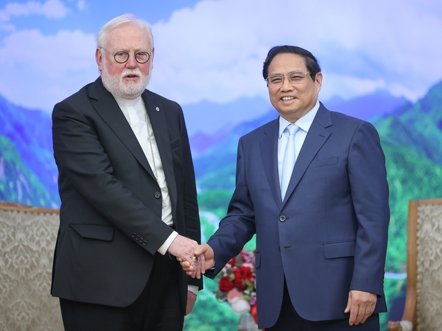 Prime Minister Pham Minh Chinh welcomes Archbishop Paul Richard Gallagher, the Vatican's Secretary for Relations with States and International Organisations (Photo:VGP)