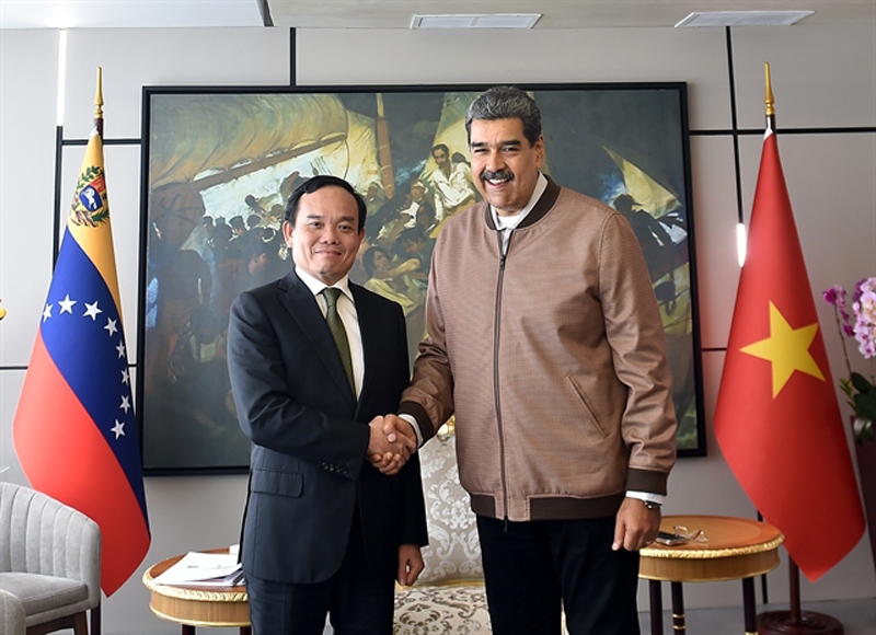 Venezuelan President Nicolas Maduro (R) and Vietnamese Deputy Prime Minister Tran Luu Quang during their meeting in Caracas on April 18. (Photo: VGP)