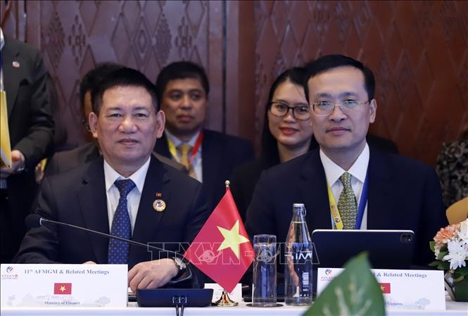 Minister of Finance Ho Duc Phoc and Deputy Governor Pham Quang Dung attend the meetings (Photo:VNA)