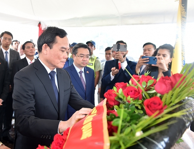 Vietnamese Deputy Prime Minister Tran Luu Quang lays floral tributes at President Ho Chi Minh Monument in capital Caracas, Venezuela, on April 17. (Photo: VGP)