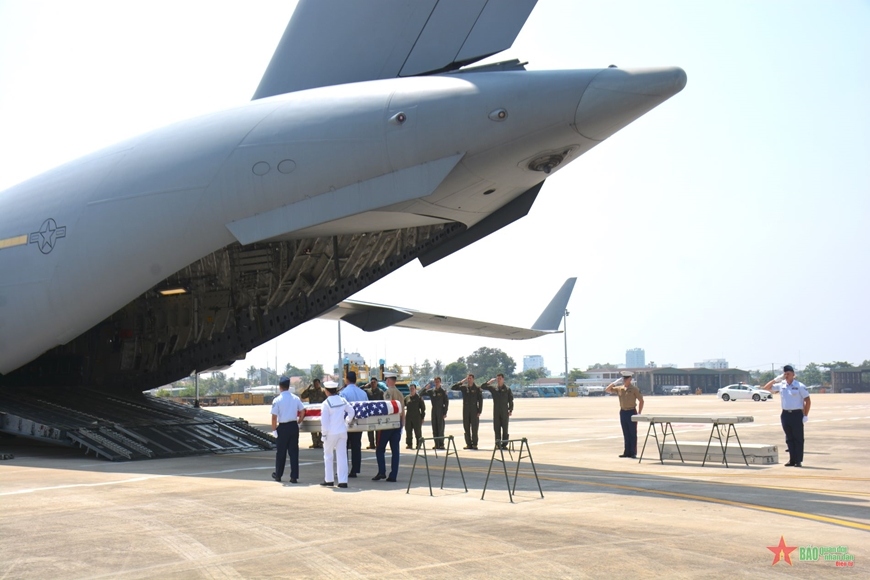 Vietnam hands over two sets of remains of US servicemen missing in action during the war in Vietnam to the US. at a ceremony in Da Nang on April 16. (Photo: PANO)