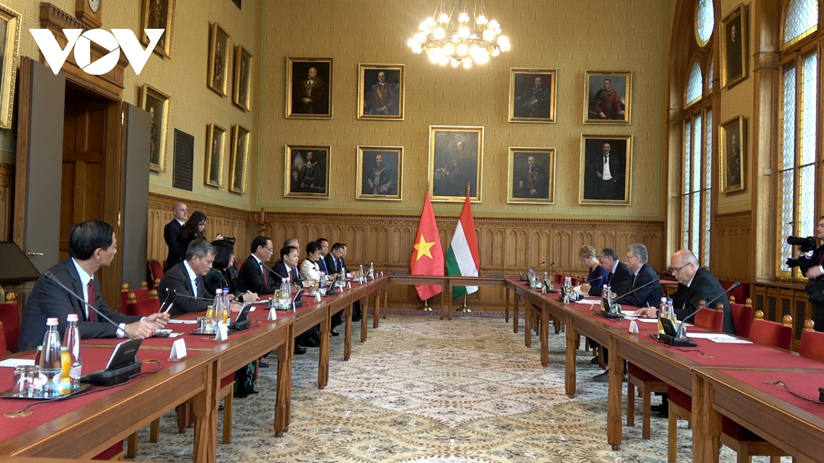 Vice Chairman of the National Assembly Tran Quang Phuong and Speaker of the National Assembly of Hungary Laszlo Kover, discuss measures to increase Vietnam - Hungary cooperation, during their meeting in Budapest on April 2 (local time).