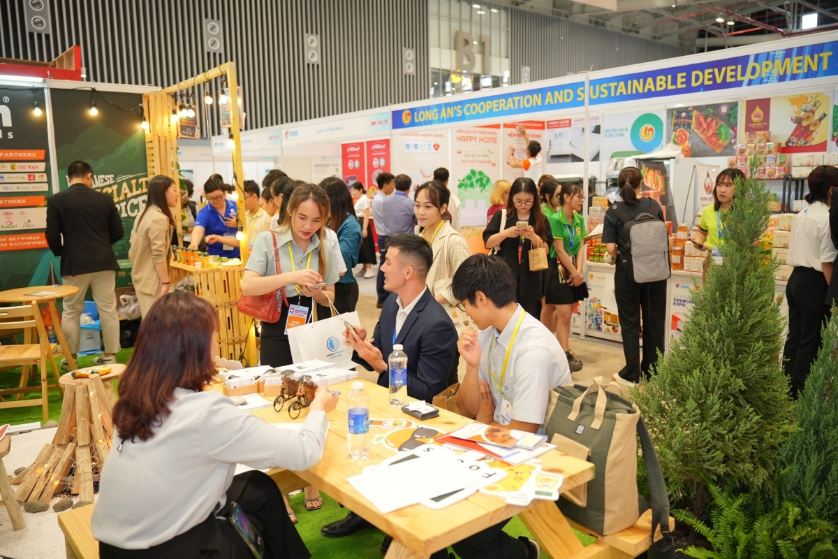 Vietnam is transforming strongly as it becomes a major global manufacturing hub that is able to supply the world market with many diverse, quality, and highly competitive products. (Photo: congthuong.vn)