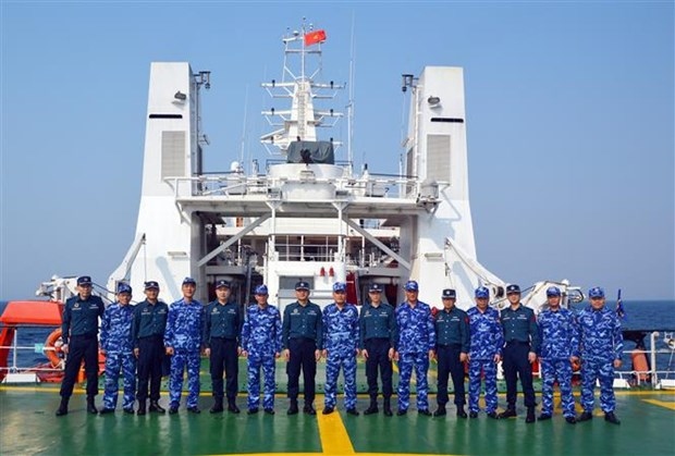 Vietnamese and Chinese border guards after the joint patrol.
