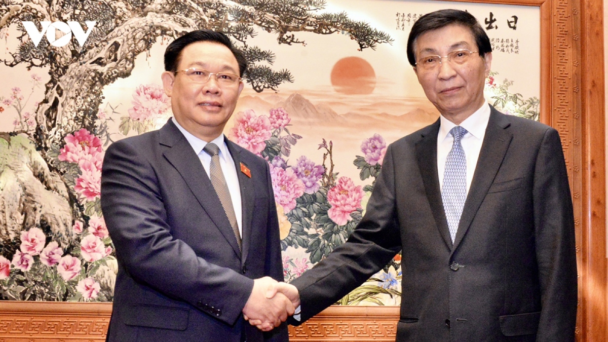 National Assembly (NA) Chairman Vuong Dinh Hue (left) and Wang Huning, member of the Standing Committee of the Political Bureau of the Communist Party of China (CPC) Central Committee and Chairman of the Chinese People's Political Consultative Conference (CPPCC) National Committee.