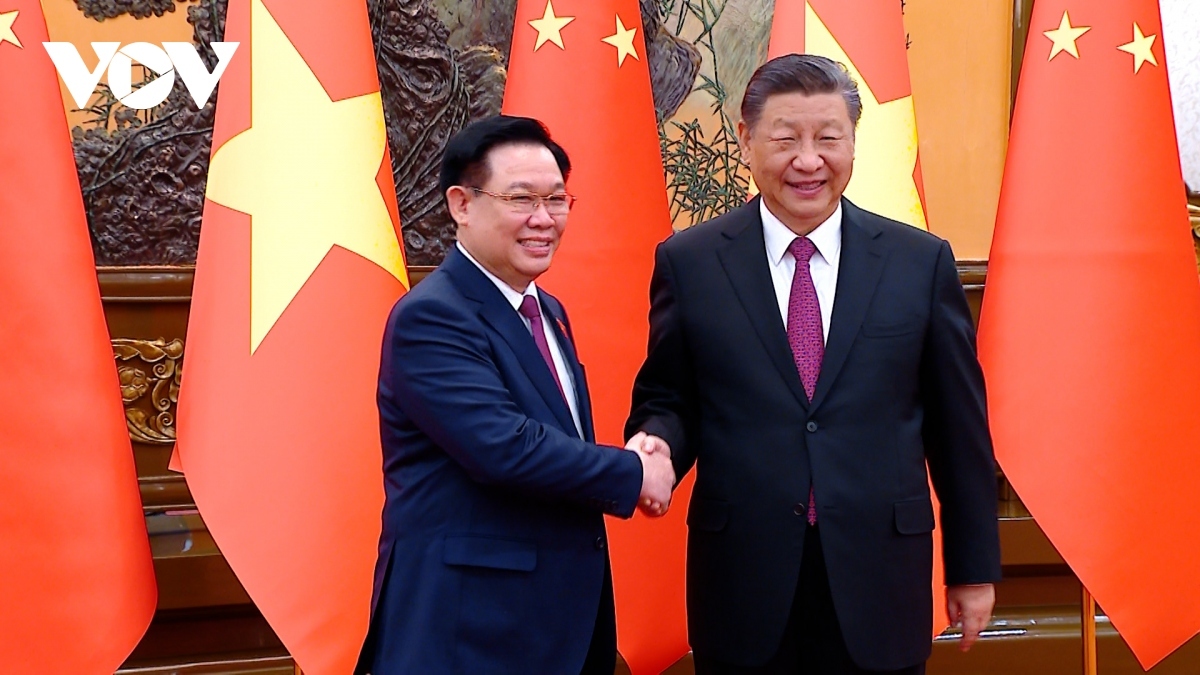 National Assembly Chairman Vuong Dinh Hue (L) and General Secretary of the Communist Party of China Central Committee and Chinese President Xi Jinping