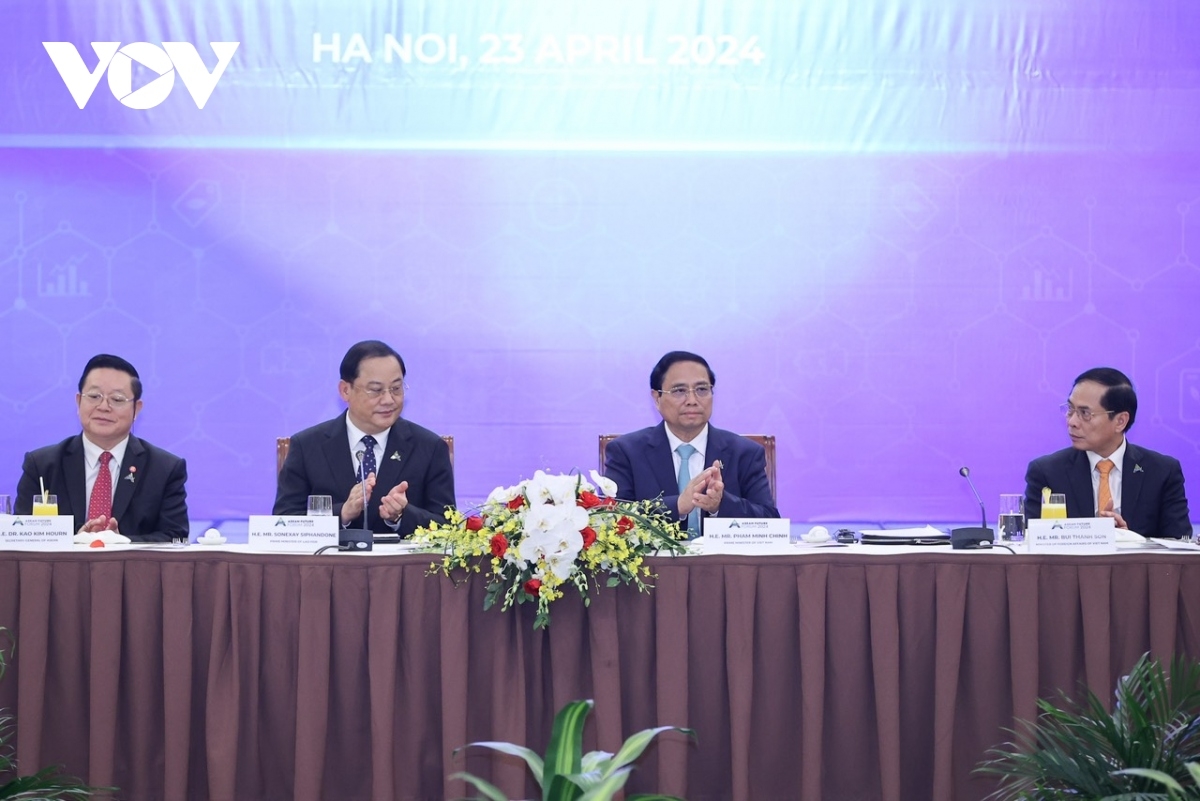 Prime Minister Pham Minh Chinh (R) and his Lao counterpart Sonexay Siphandone co-chair the event