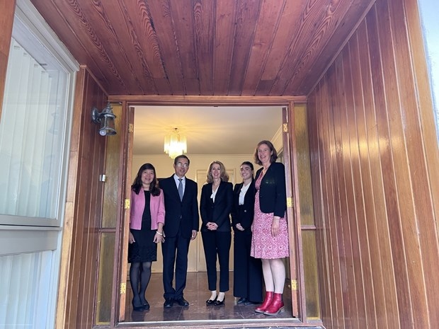 Vietnamese Ambassador to Australia Pham Hung Tam (second from left) meets with head of the International Division under Australia’s Department of Education Karen Sandercock (centre) on April 5. (Photo: VNA broadcasts)