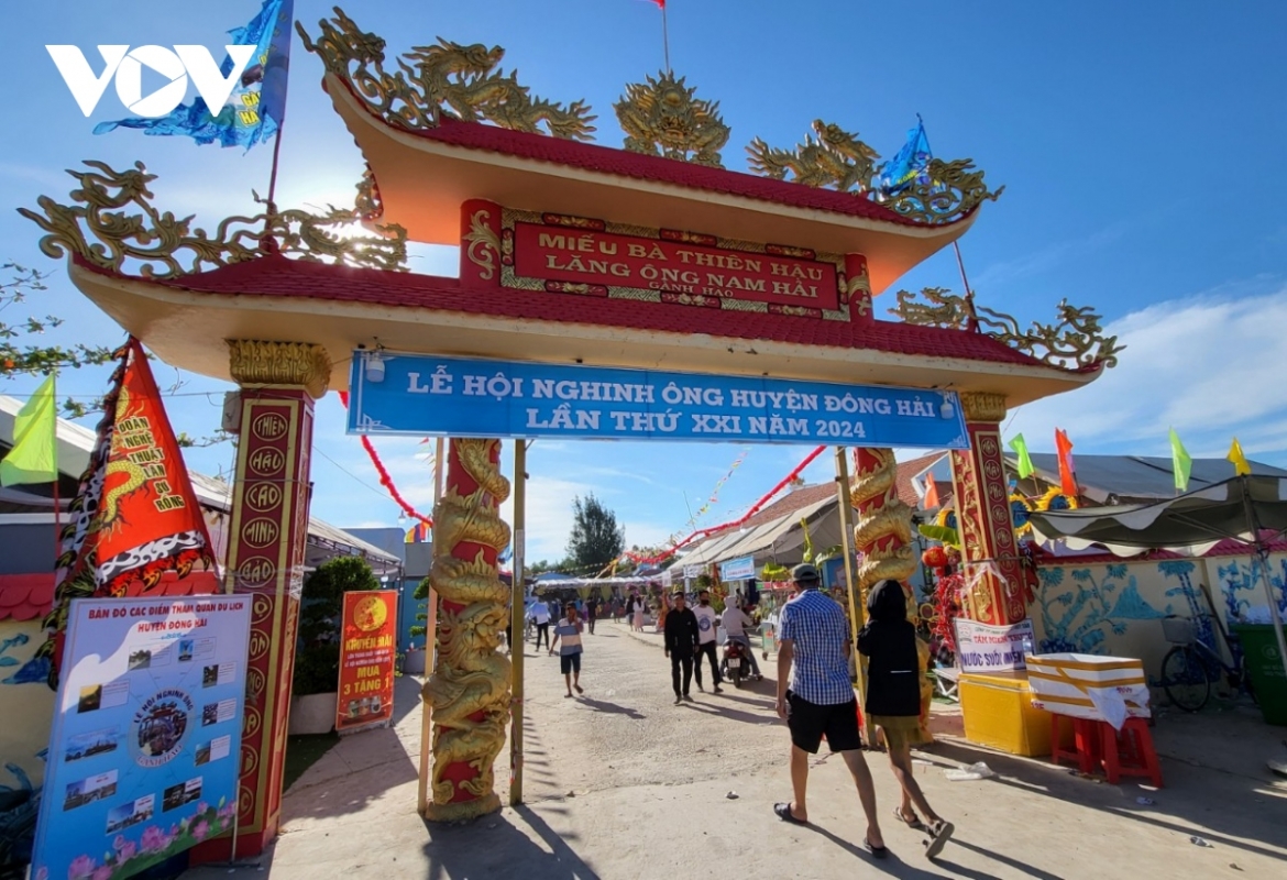 Many people flock to Lang Ong Nam Hai (whale temple) in Dong Hai district as they join the 21st festival in the hope of a bumper haul of fish and safe voyages throughout the year.