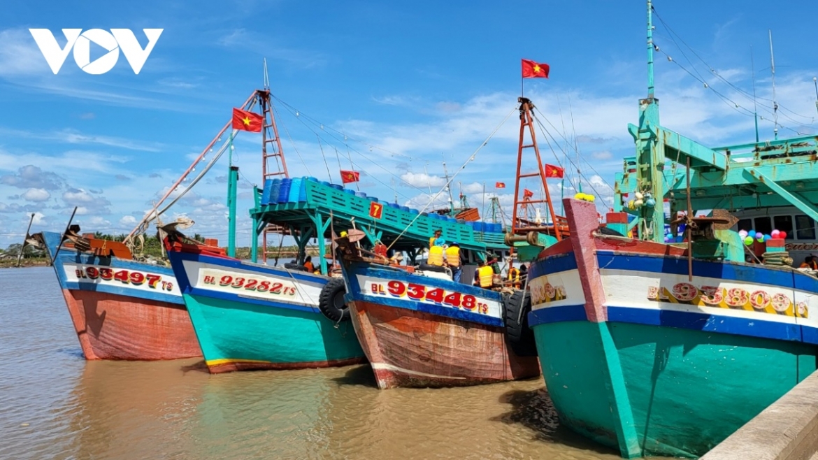 The day sees an array of fishing boats carrying locals, visitors, ceremonial dragons, gongs, and drums, out to sea.