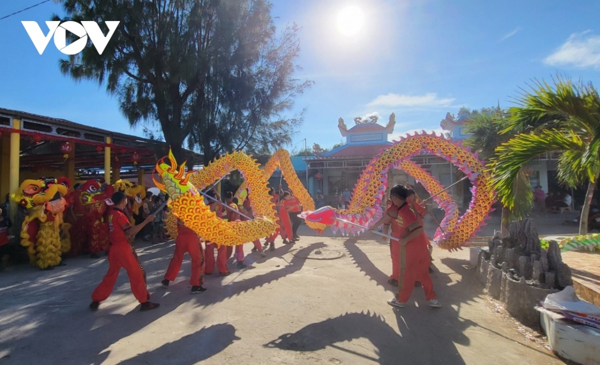 Dragon dances taking place on land attract large crowds of local people and tourists.