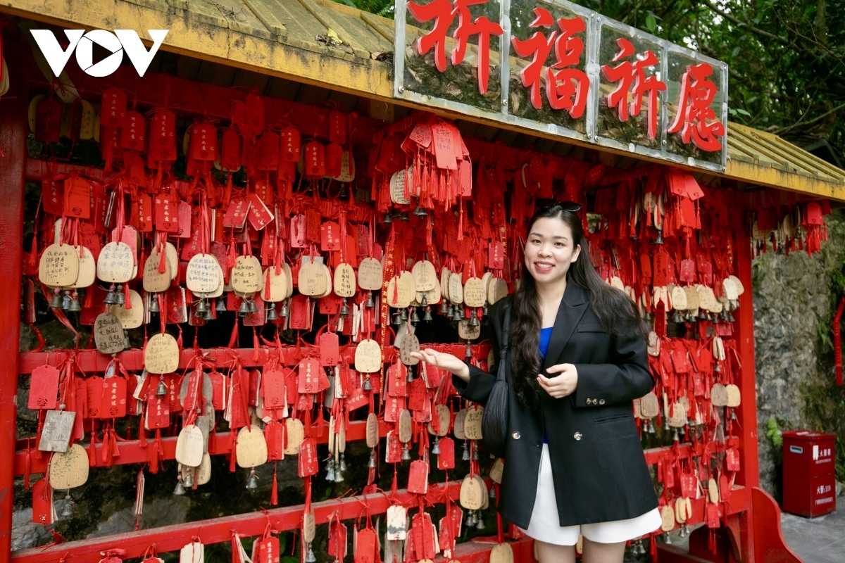 Hoang Thi Du from Lang Son province shares that the place boasts many beautiful backgrounds which are perfect for photos.