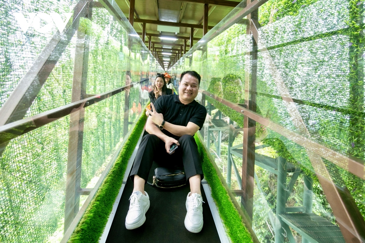 In order to get to the glass bridge, visitors can choose to walk or use the “Thảm thần kỳ” (Magic Carpet) service at a price of VND350,000 per person.