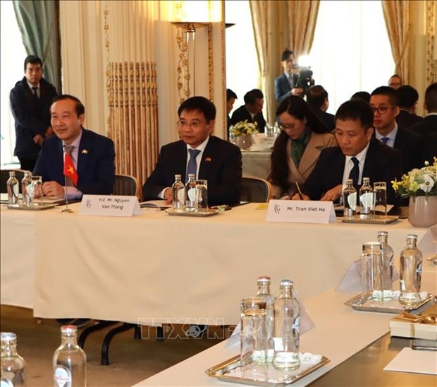 Minister of Transport Nguyen Van Thang (middle) at the working session. (Photo: VNA)
