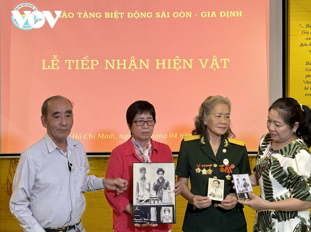 From left to right:  Huynh Van Can (nicknamed Tu Trung), Banh Thi Le (daughter of Armed Forces Hero Banh Van Tran) and Lai Thi Kim Tuy (nicknamed Sau Tuy) present artifacts to the Saigon Ranger Museum on the occasion of the 49th anniversary of the liberation of the South and national reunification.
