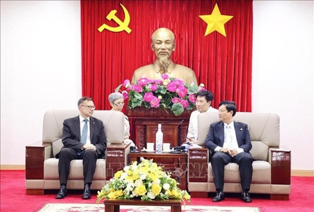 Chairman of the Binh Duong People’s Committee Vo Van Minh (R) and Australian Ambassador to Vietnam Andrew Goledzinowski at their meeting in the southern province on April 25. (Photo: VNA)