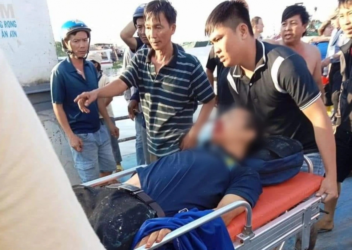 A tourist was injured after the collision between a boat carrying 42 foreign tourists and a passenger ferry. (Photo by a passenger)
