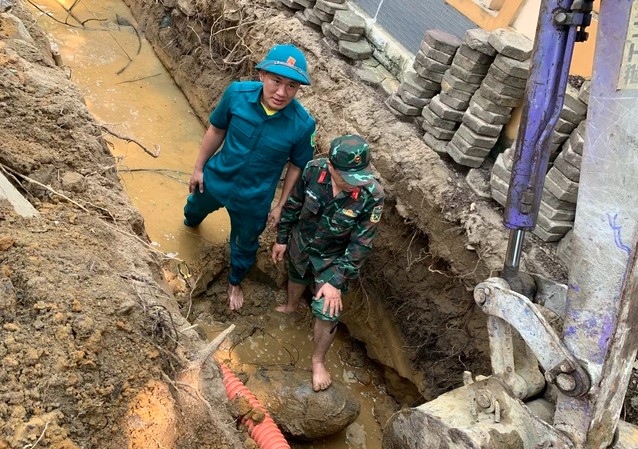 A 340-kg bomb is deactivated in Vinh