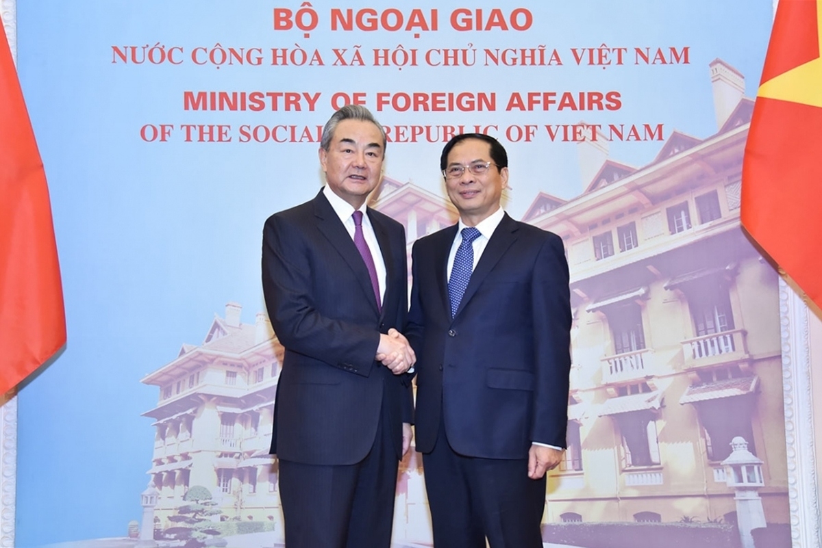 Foreign Minister Bui Thanh Son welcomes Chinese Foreign Minister Wang Yi during the latter's visit to Hanoi in September 2021