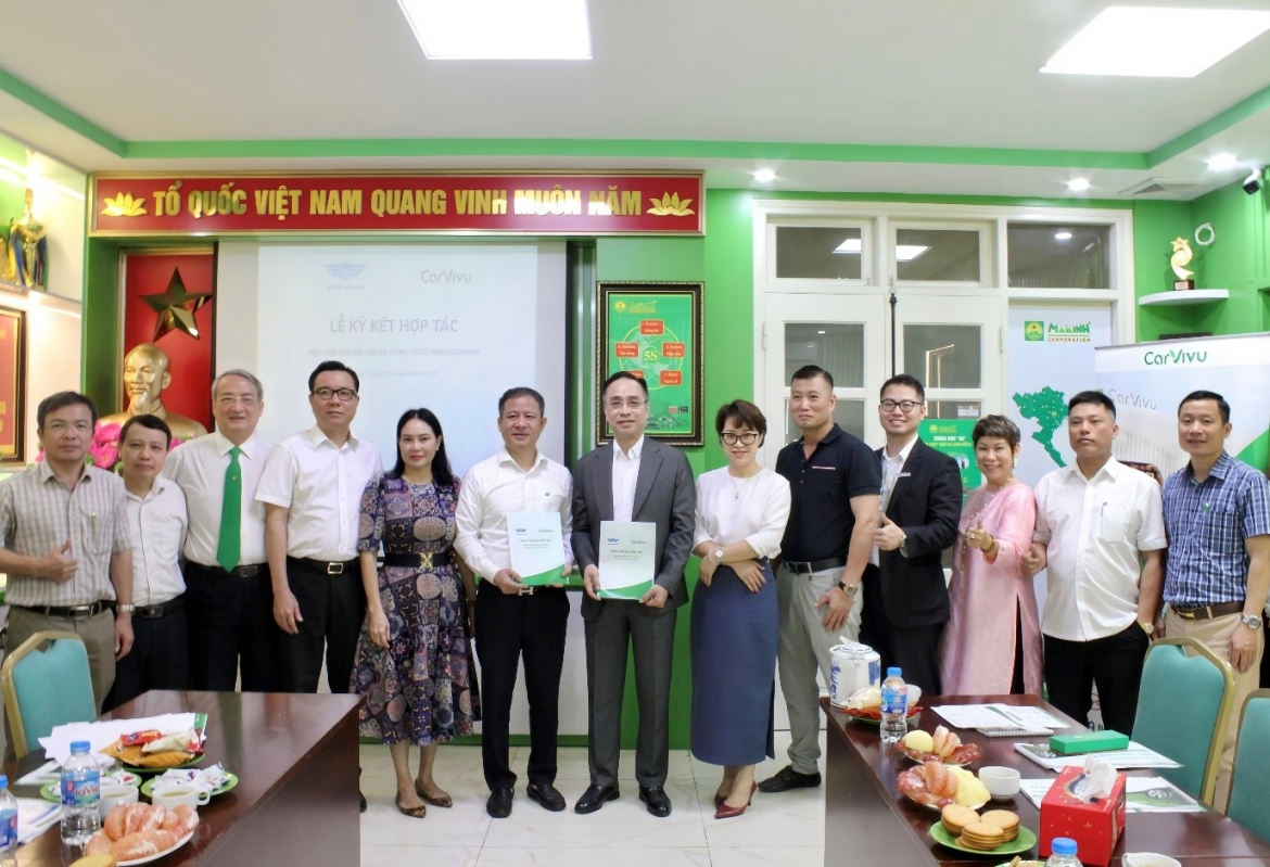Representatives of Carvivu, the Hanoi Taxi Association, and a number of taxi companies such as Mai Linh, Long Bien, Golden Dragon, Song Nhue, Que Lua, Van Xuan,... pose for a group photo at the ceremony
