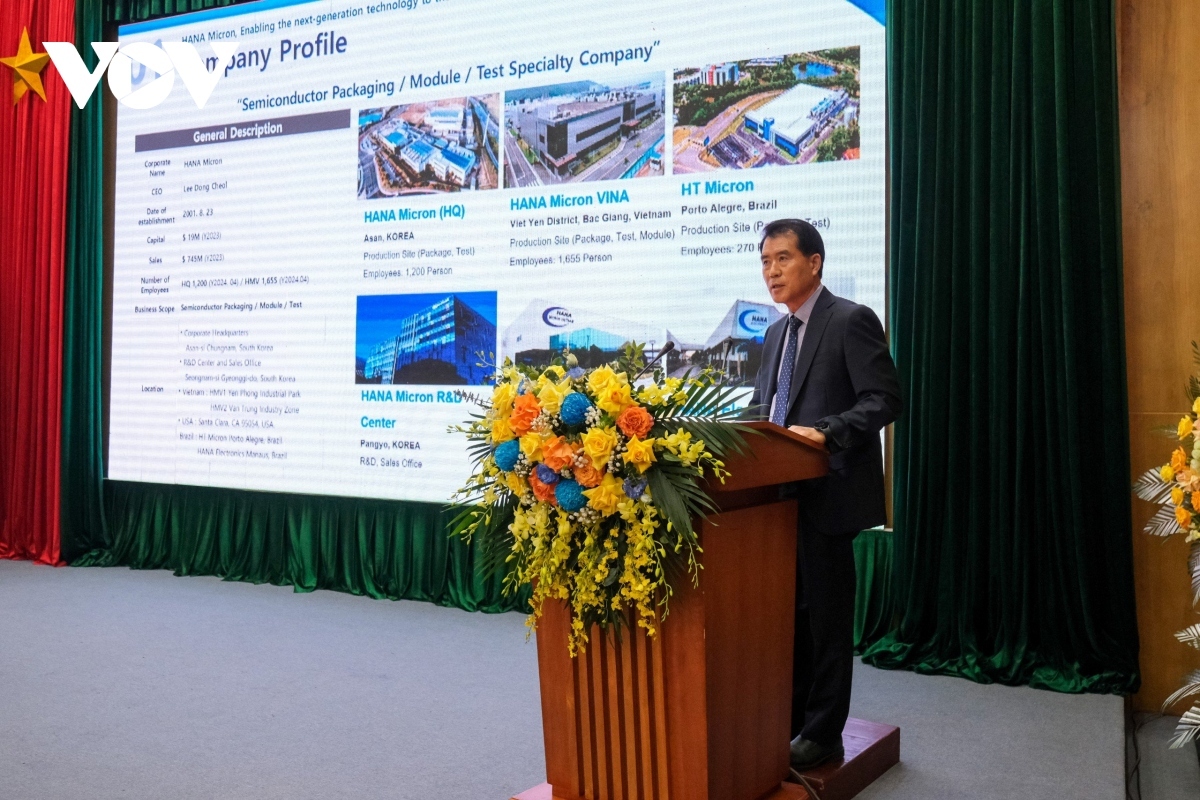 Chung Won Seok, general director of Hana Micron Vina Co., Ltd addresses the event