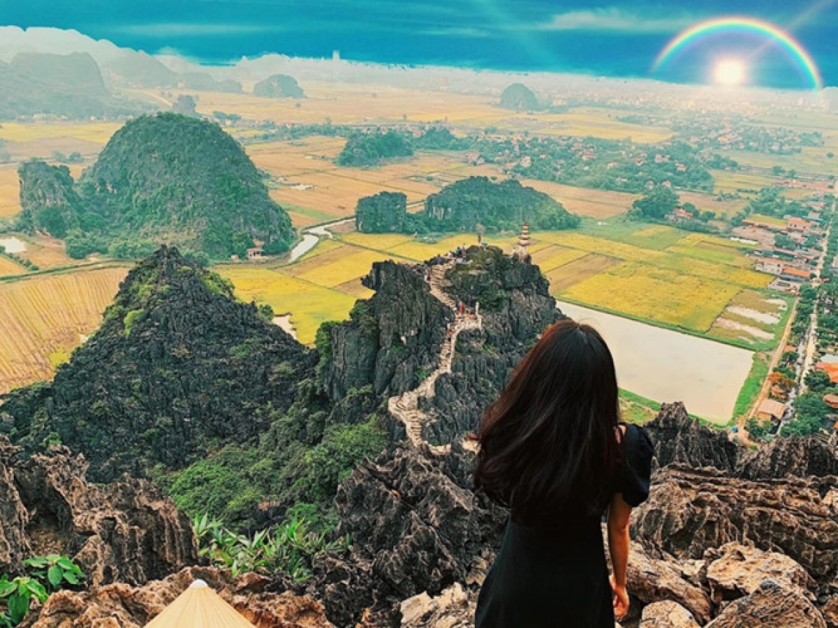 Once there, visitors can view Tam Coc-Bich Dong, a popular tourist destination in north Vietnam which is part of the UNESCO-rcognised Trang An Scenic Landscape Complex. They can also see the stunning paddy fields of Ninh Binh just below.