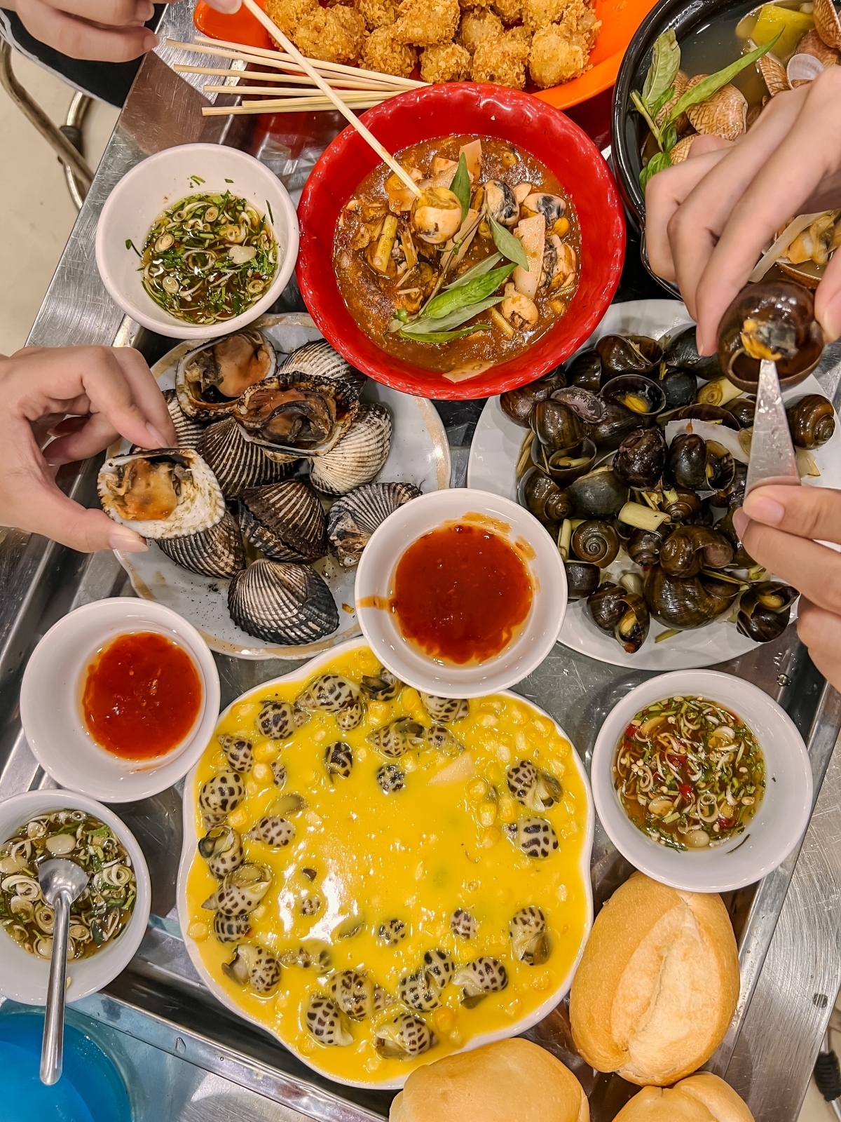 Food tourism has become a hot trend in Hai Phong over recent times. Many passengers choose to ride the train from Hanoi to Hai Phong as they explore the northern city and sample the local food on offer. (Photo: Nguyen Minh Duc)