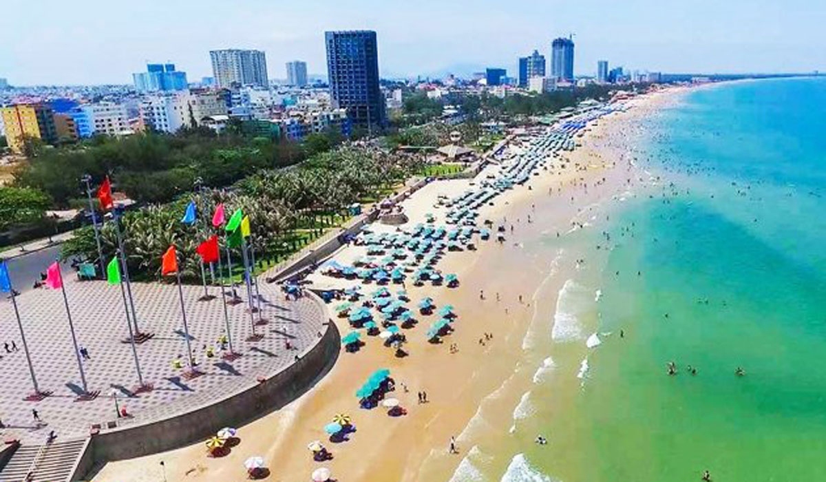 Vung Tau is a coastal city which is located in the southern region. It is famous for its picturesque array of beaches coupled with stunning natural landscapes.