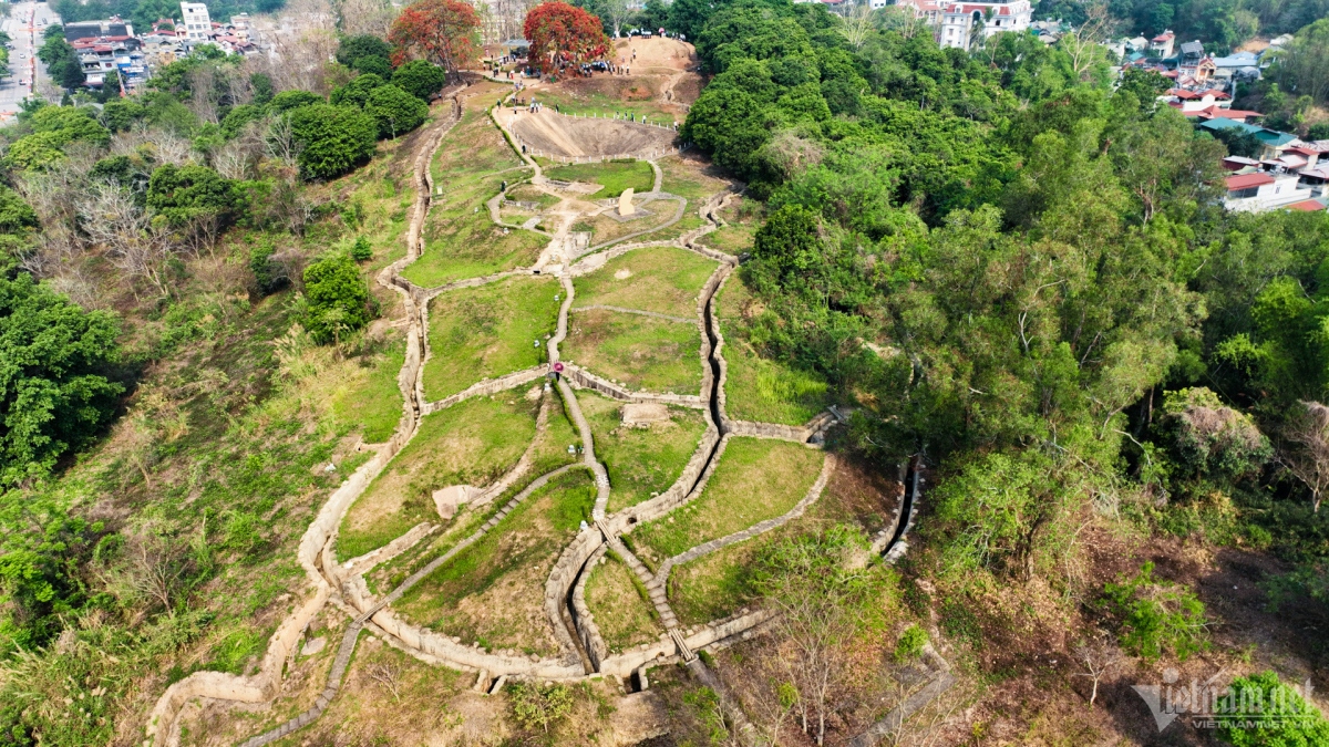 Tourists pay a visit to A1 Hill, a relic site from the Dien Bien Phu victory.