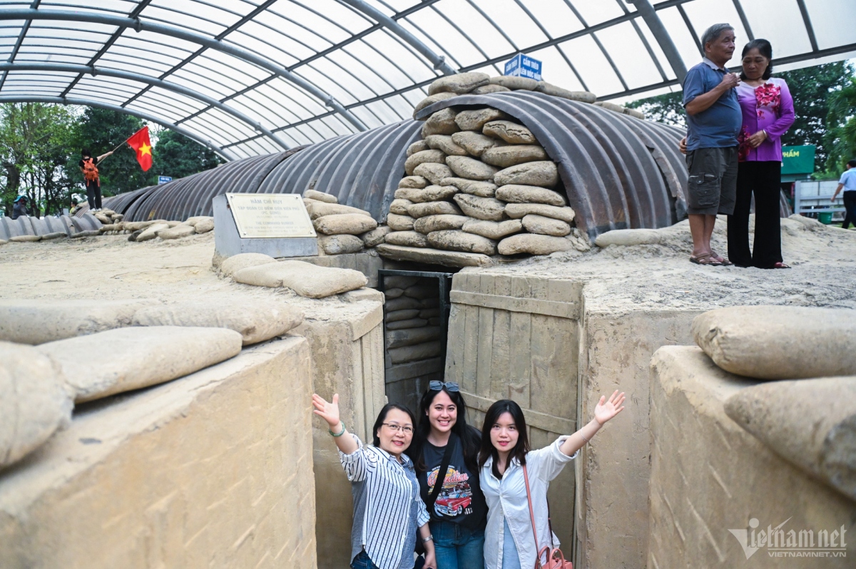 Crowds flock to a relic site in Dien Bien province.