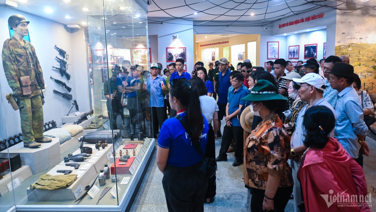 An exhibit area at the Dien Bien Phu Historical Victory Museum in Dien Bien province is packed full of guests.