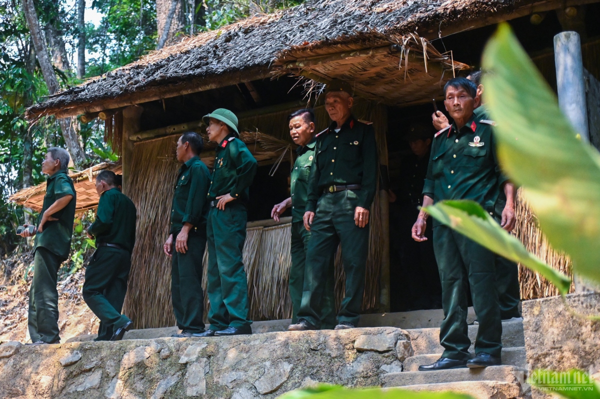War veterans visit the Dien Bien Phu Martyrs’ Cemetery as they pay tribute to the country’s fallen soldiers.