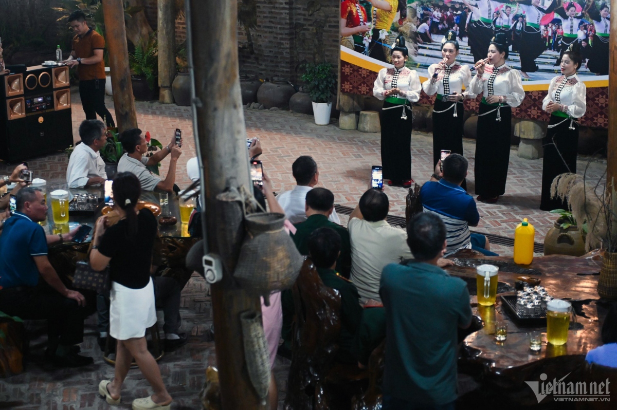 So far Dien Bien has received a total of 845,000 arrivals, increasing by 1.86 times compared to the same period from last year. This year marks the 70th anniversary of the Dien Bien Phu Victory on May 7 and celebrates National Tourism Year. The locality is scheduled to welcome a total of 1.3 million arrivals this year.