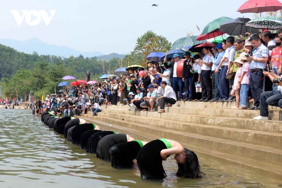 Visitors and passers-by are curious about this traditional custom which is followed by local villagers.