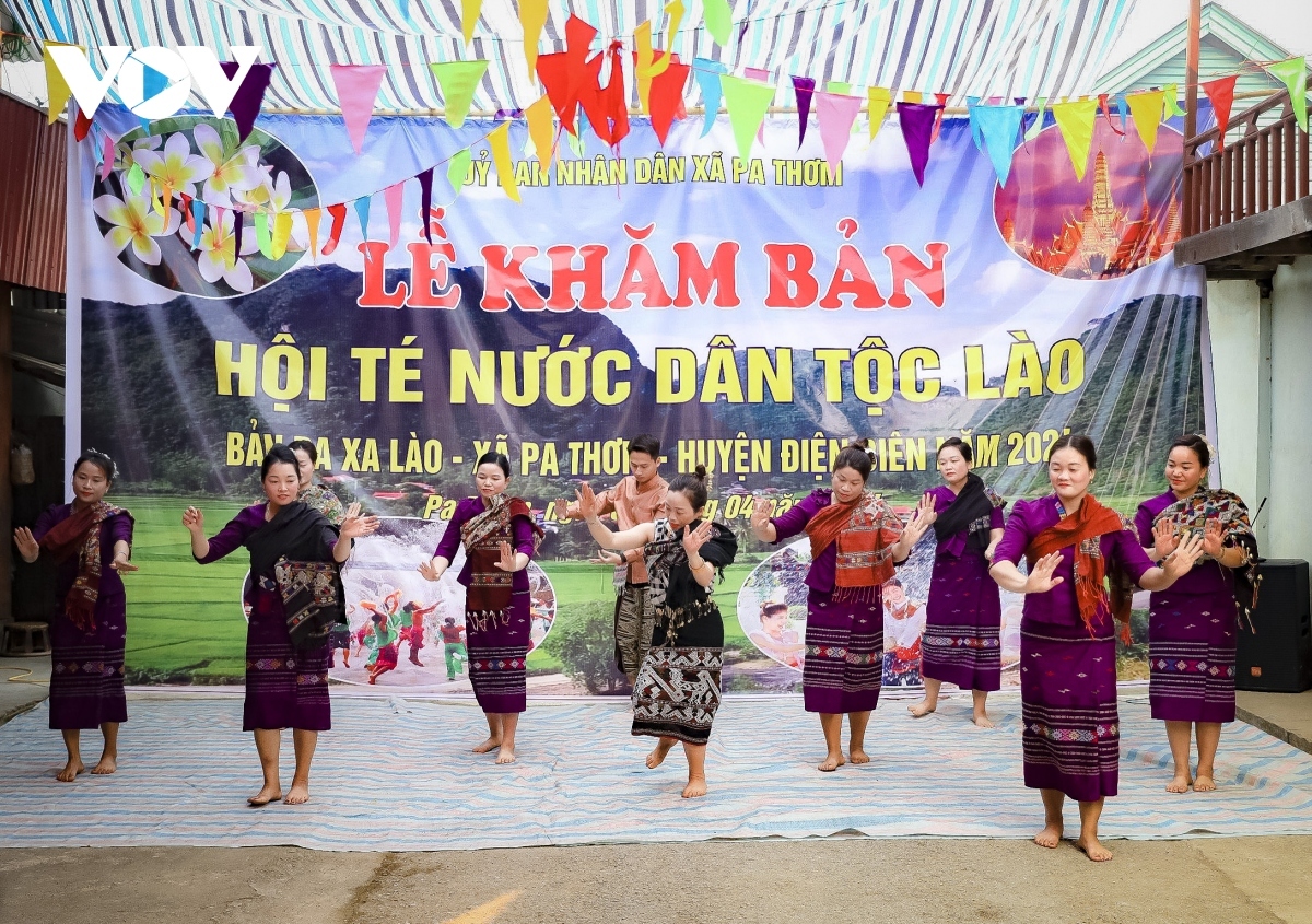 A range of traditional dances and songs of Lao ethnics are performed during the course of the festival.