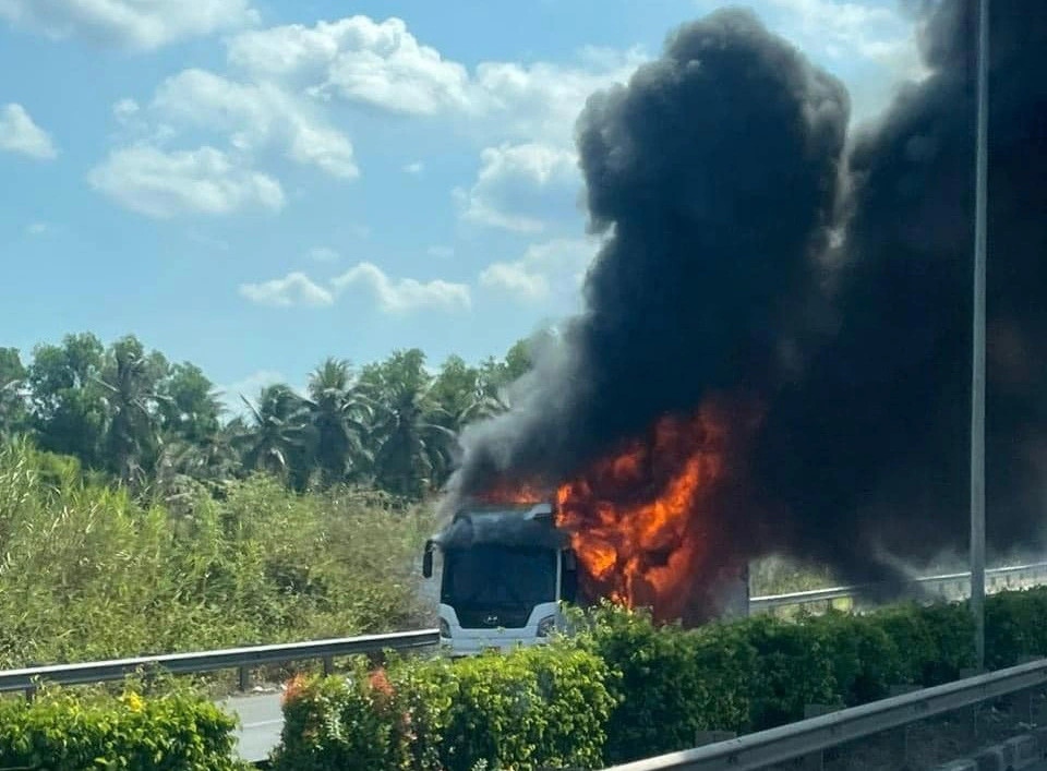 All 22 passengers and the driver have managed to escape before the bus was burned down by the fire. (Photo: tuoitre.vn)