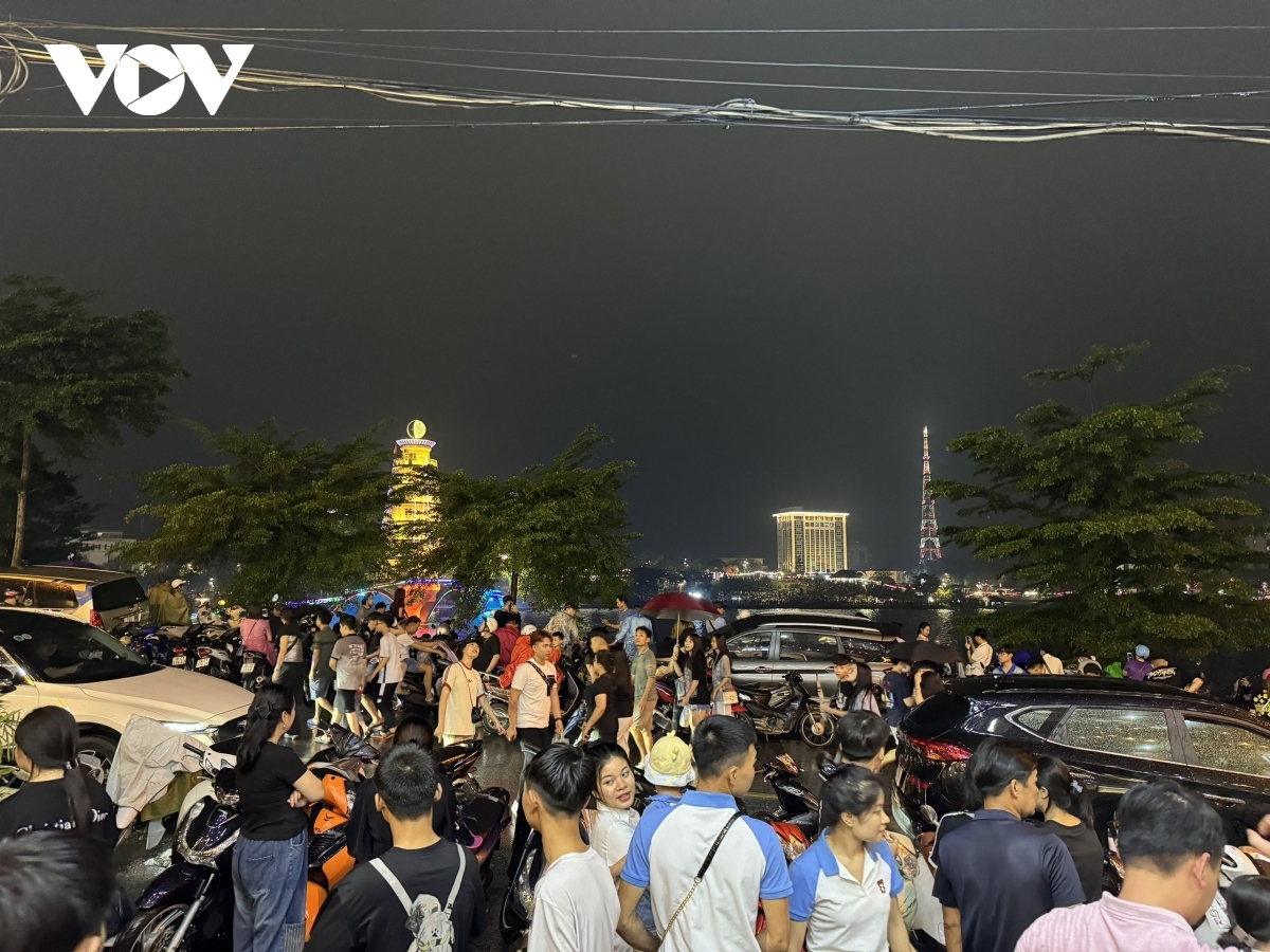 Despite heavy rain, thousands of people still flock to Viet Tri city of Phu Tho province to watch the fireworks display marking the Hung Kings’ death anniversary.