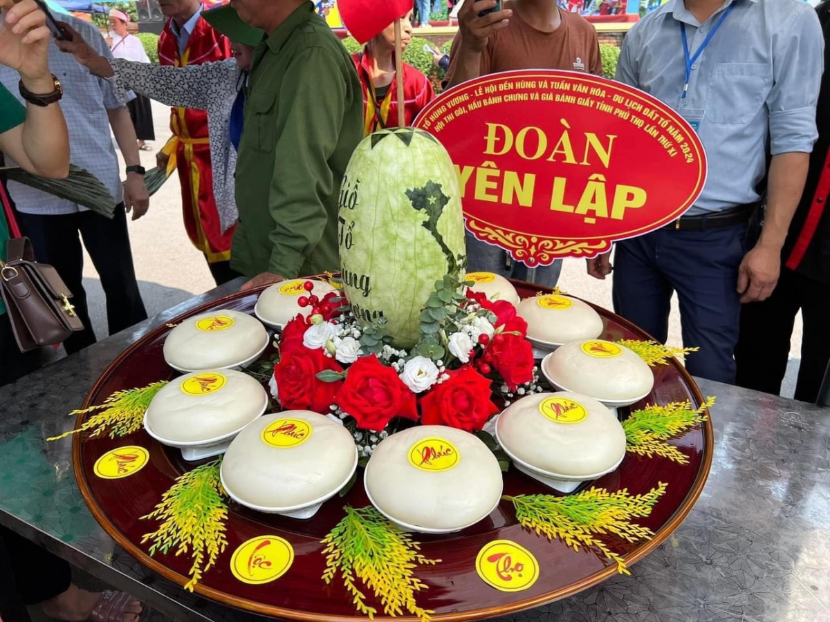 Upon completion the contestants must then display their cakes to be judged. The two winning teams are selected to offer the cakes to the Hung Kings. (Photo: congthuong.vn)