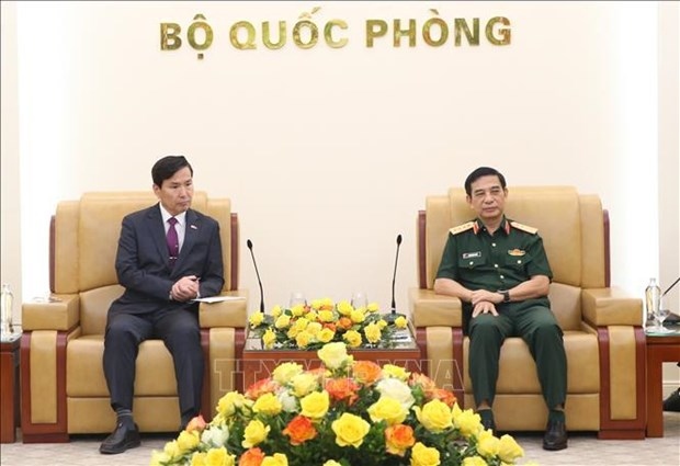 Vietnamese Minister of National Defence General Phan Van Giang (R) and Deputy Defence Minister of the Republic of Korea (RoK) Kim Seon Ho. (Photo: VNA)