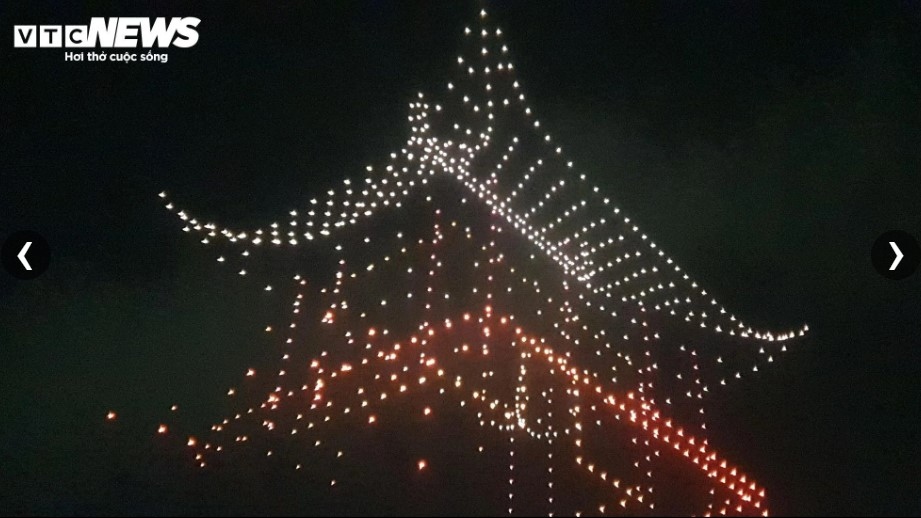 Among the landmarks appearing in the drone light show is Chùa Đồng (bronze pagoda) that sits on Yen Tu mountain, about 1,068m above sea level.