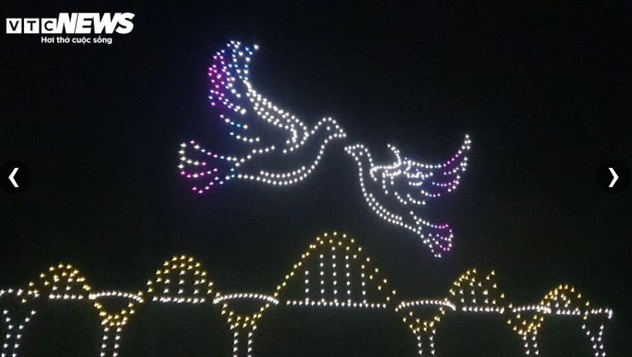 A show depicts the Love bridge located on Cua Luc bay in Quang Ninh province.